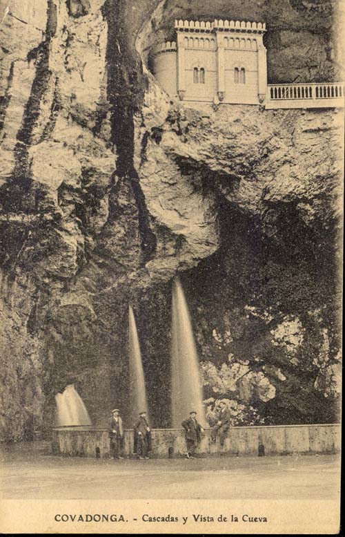 Cascada y vista de la Cueva